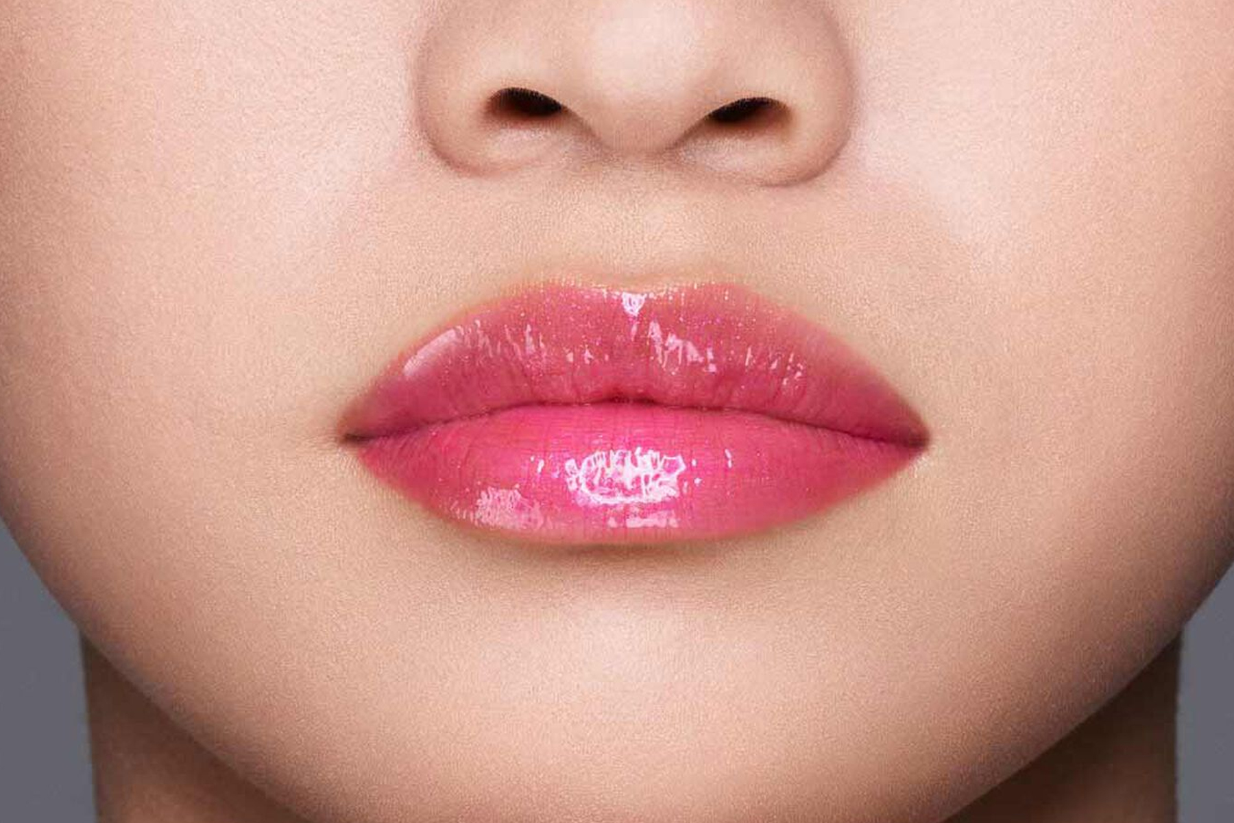 Shiseido Gloss Gel Lumiere swatch sumire magenta